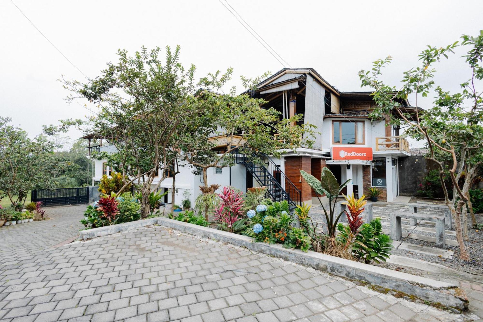 Reddoorz Syariah At Wisma Djokorio Poncokusumo Маланг Экстерьер фото
