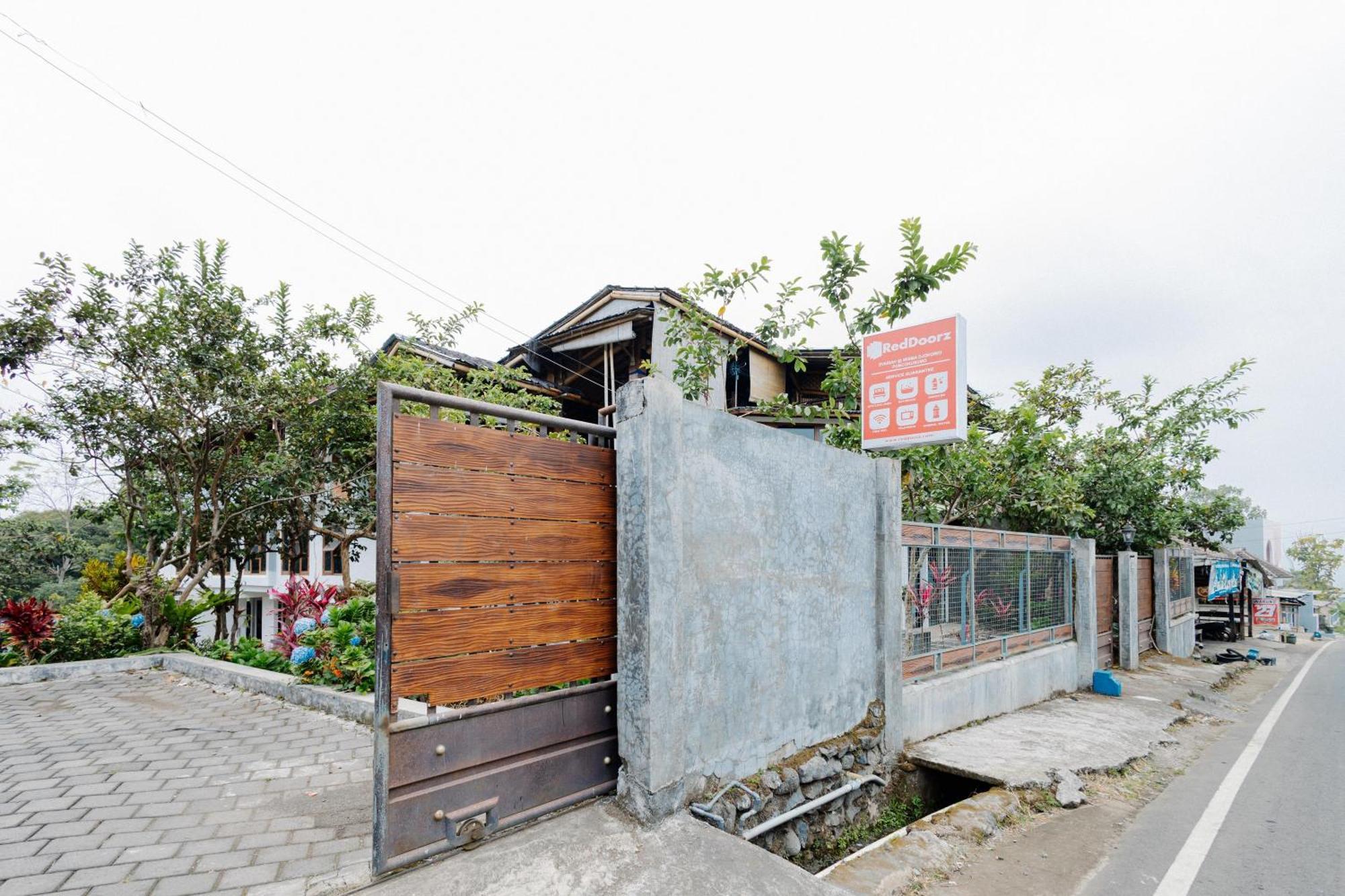 Reddoorz Syariah At Wisma Djokorio Poncokusumo Маланг Экстерьер фото