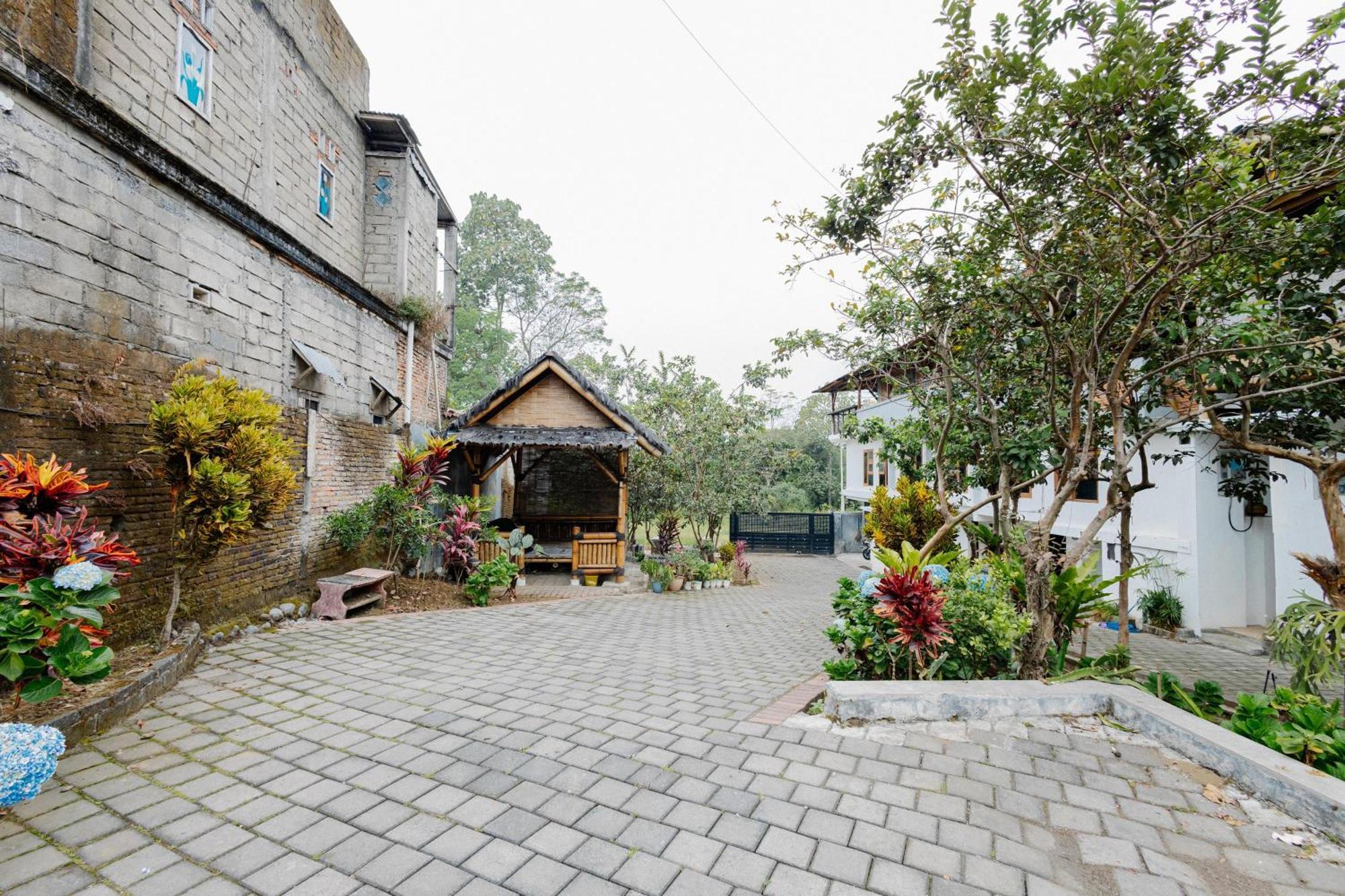 Reddoorz Syariah At Wisma Djokorio Poncokusumo Маланг Экстерьер фото
