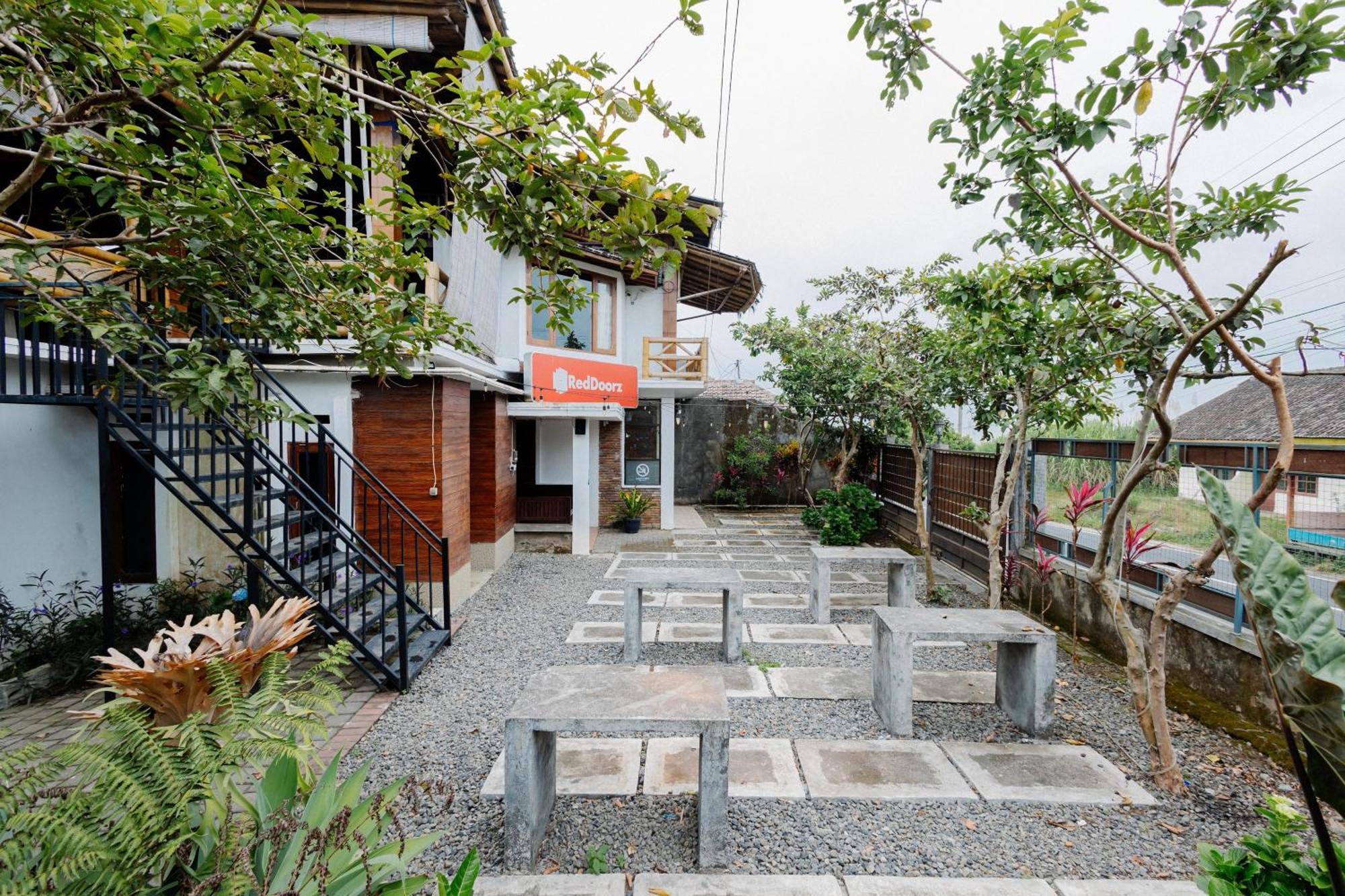 Reddoorz Syariah At Wisma Djokorio Poncokusumo Маланг Экстерьер фото