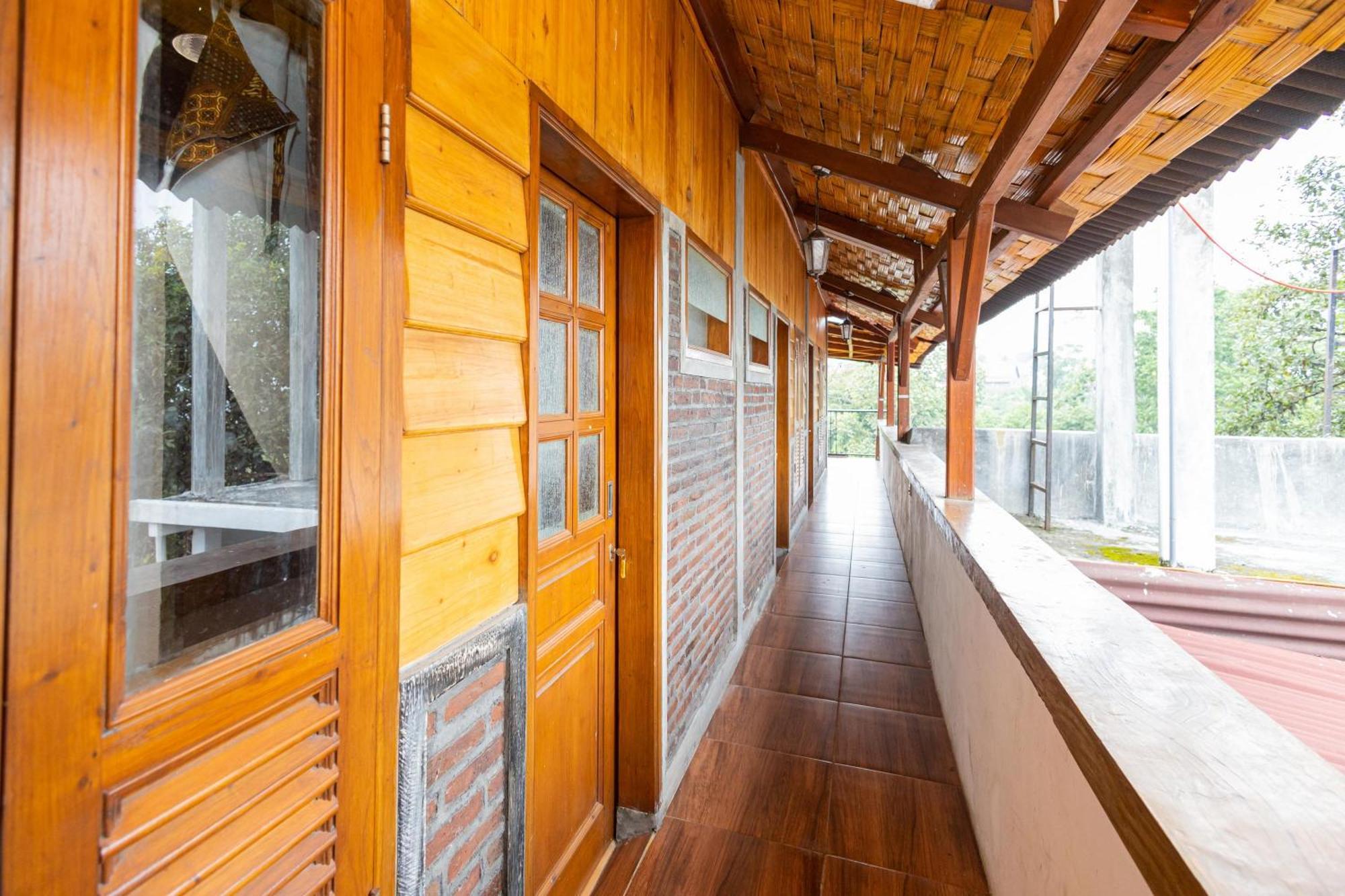 Reddoorz Syariah At Wisma Djokorio Poncokusumo Маланг Экстерьер фото