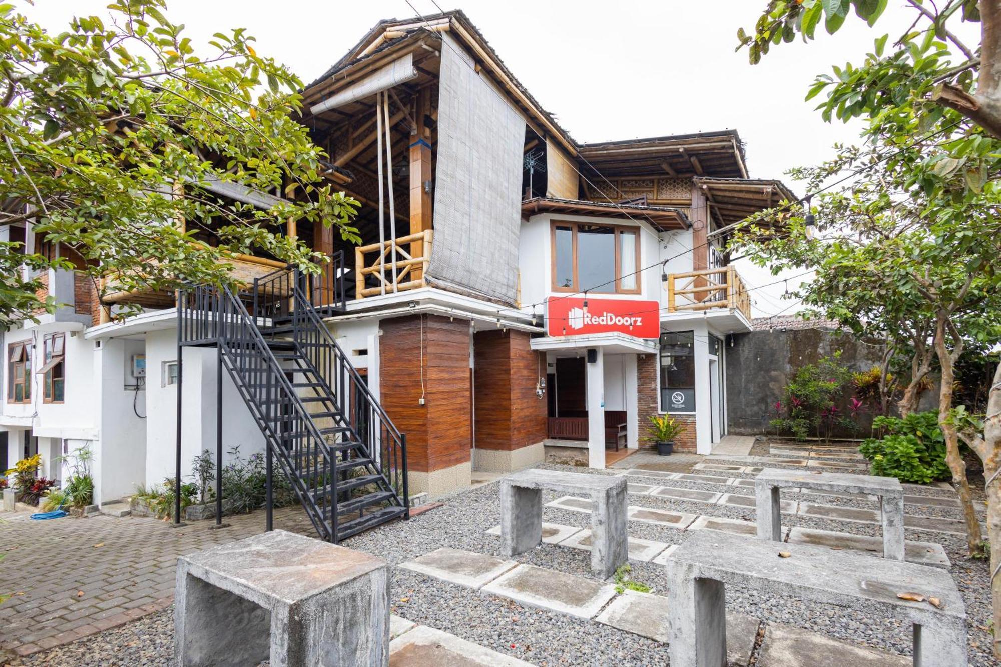 Reddoorz Syariah At Wisma Djokorio Poncokusumo Маланг Экстерьер фото