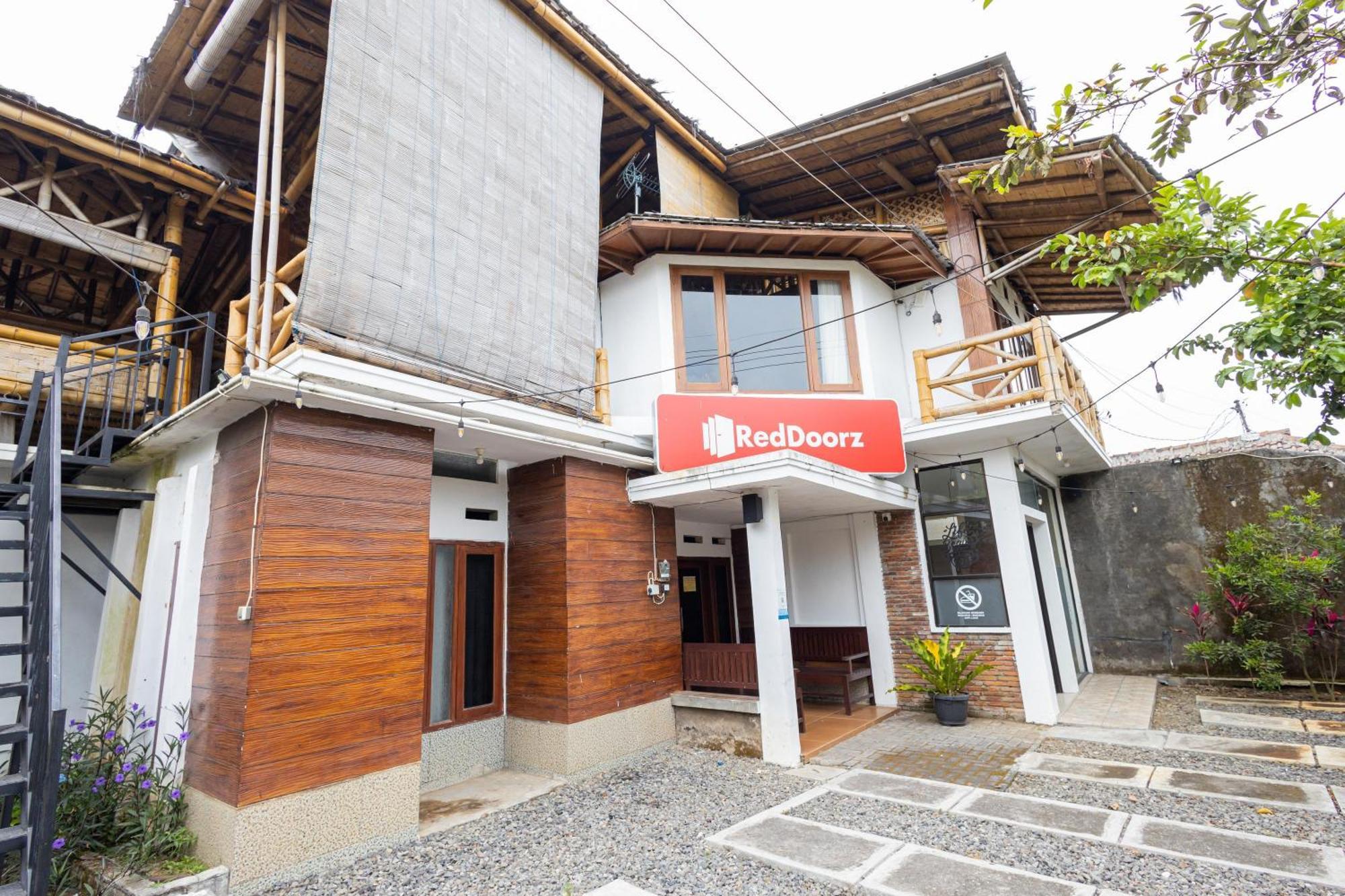 Reddoorz Syariah At Wisma Djokorio Poncokusumo Маланг Экстерьер фото