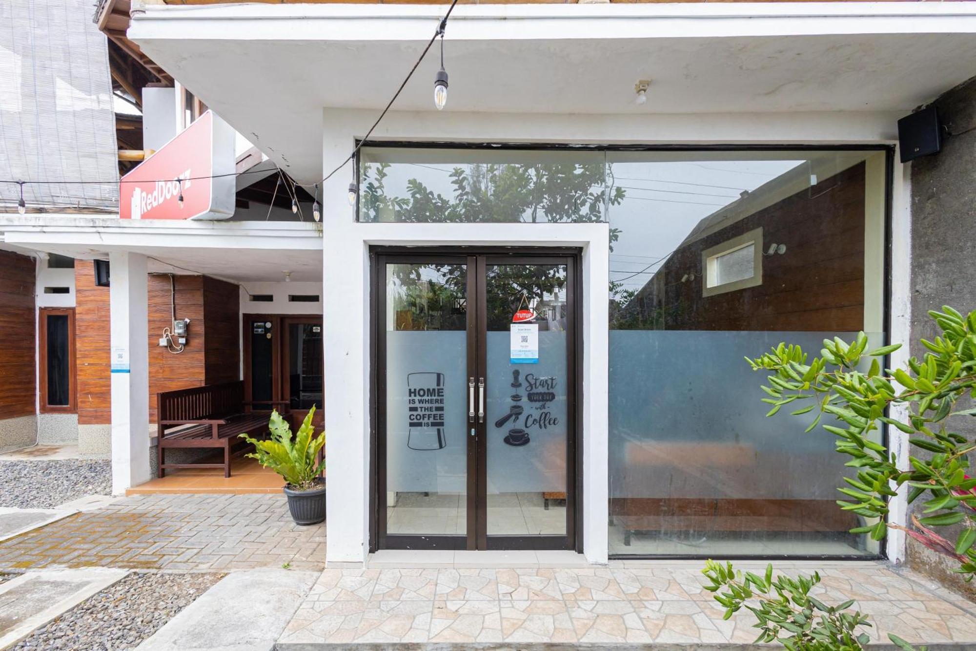 Reddoorz Syariah At Wisma Djokorio Poncokusumo Маланг Экстерьер фото