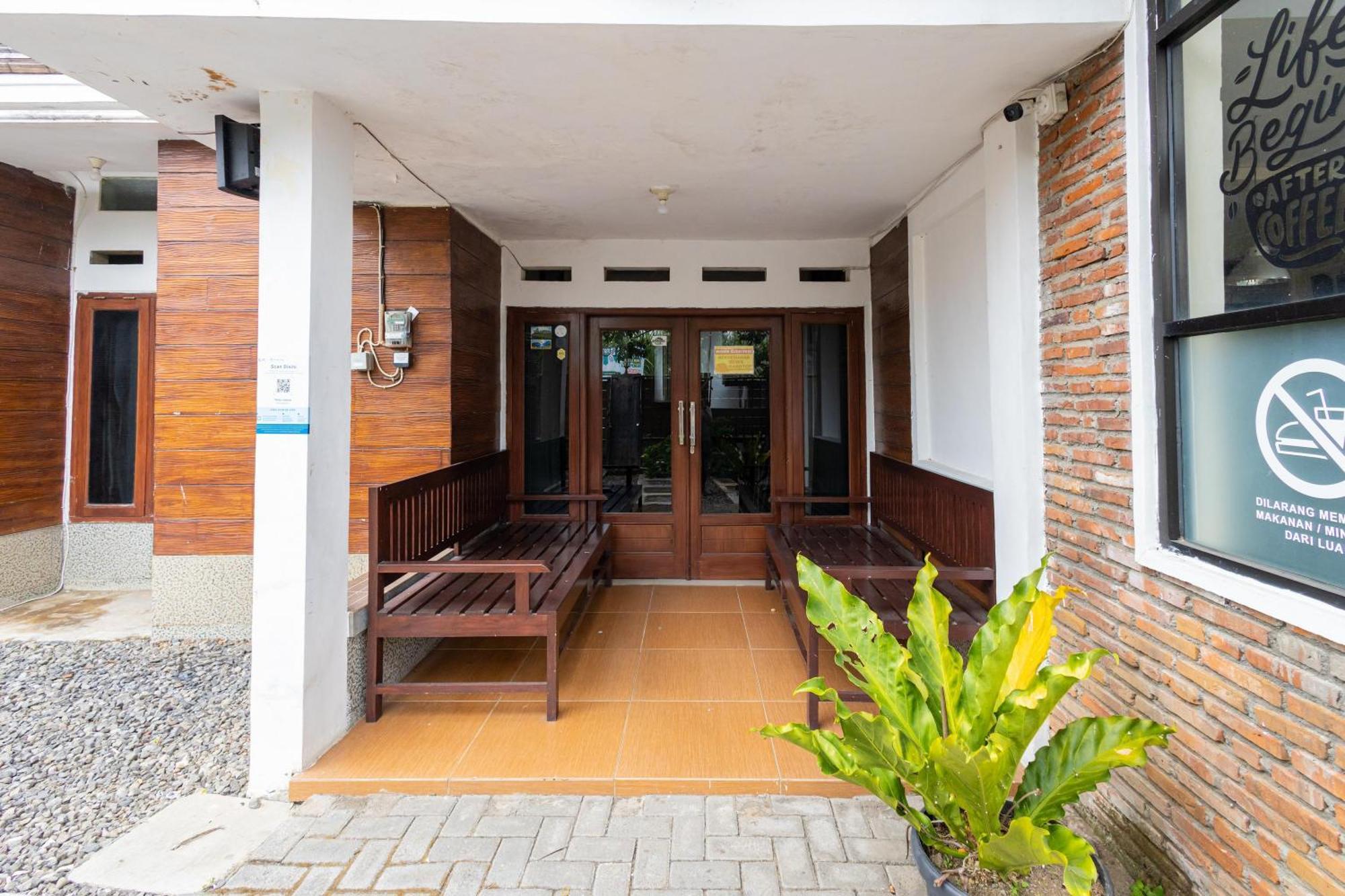 Reddoorz Syariah At Wisma Djokorio Poncokusumo Маланг Экстерьер фото