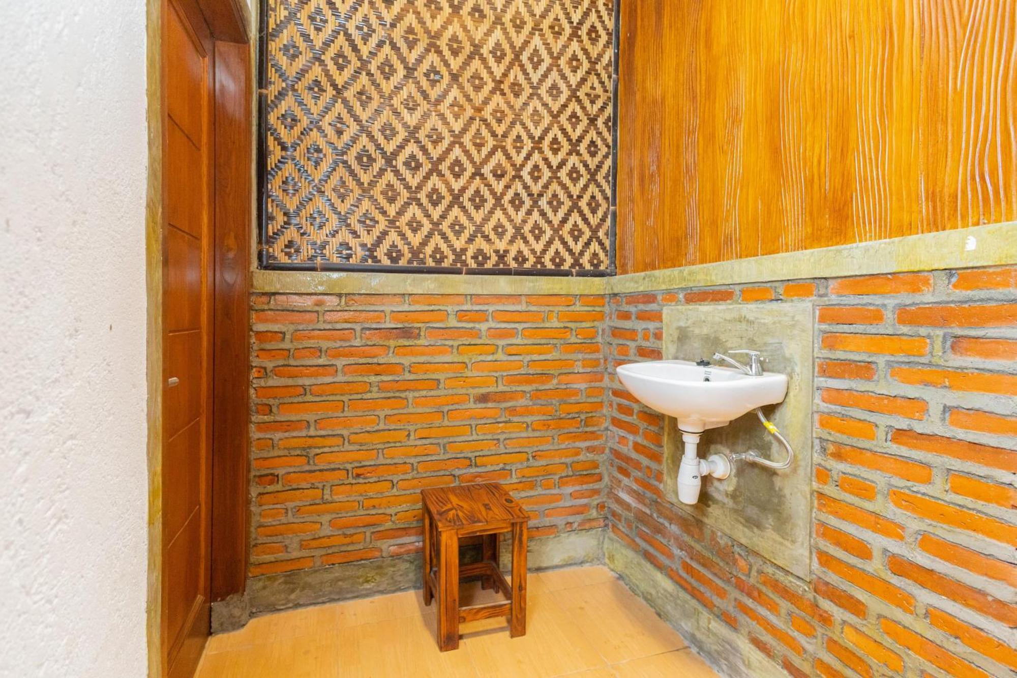 Reddoorz Syariah At Wisma Djokorio Poncokusumo Маланг Экстерьер фото